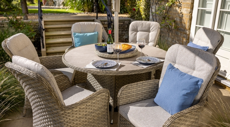 6 seater round dining table