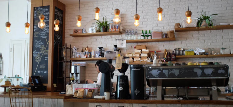 How to Use Lighting to Highlight Coffee Table Decor