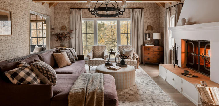 Cozy Amber Living Room Color Themes