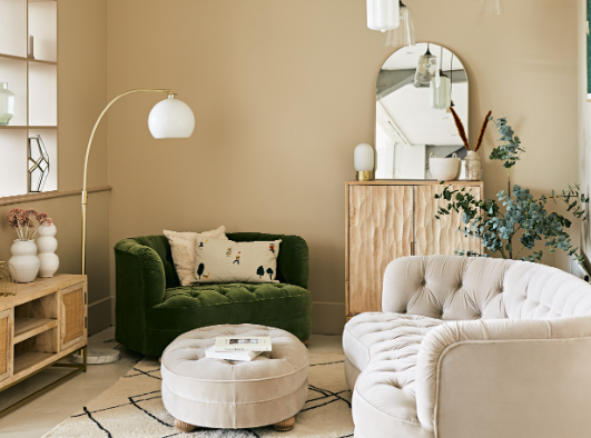 Bright color ideas to enlarge small living rooms