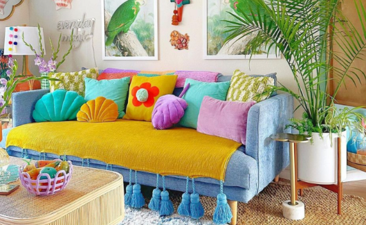 Multi-color palettes for small living rooms