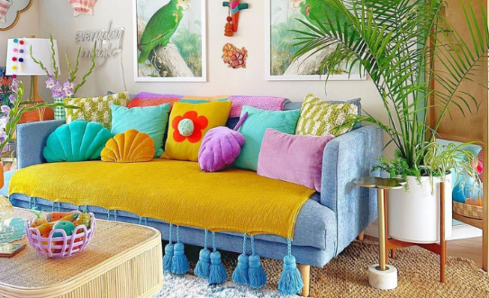 Color coordination with artwork in small living rooms